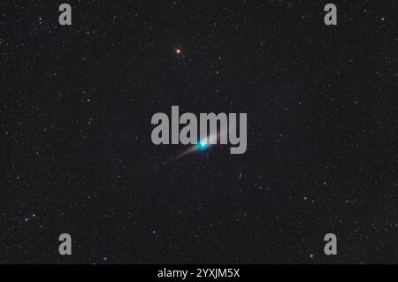 Cometa C/2022 E3 (ZTF) a Draco con la sua stella quasi rossastra Edasich in cima, e la galassia NGC 5907 in basso. Foto Stock