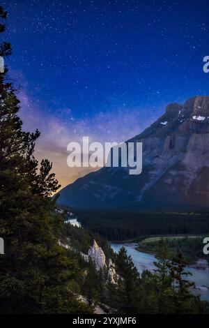 Stelle e via Lattea nel cielo sopra il Monte Rundle, Banff Alberta, Canada. Foto Stock