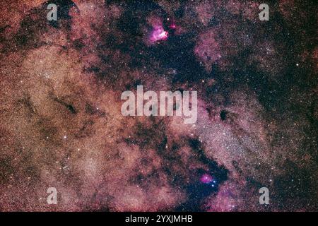 Una ricca regione di nebulose e ammassi stellari nella via Lattea nel Sagittario settentrionale Foto Stock