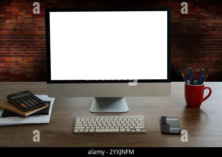 Uomo d'affari che lavora con un computer desktop con schermo vuoto alla scrivania di legno. Foto Stock