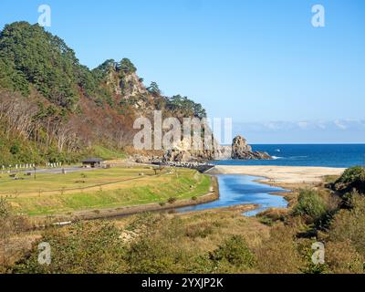 Foce del fiume fudai sotto la porta che salvò la città dalla distruzione nello tsunami del 2011 Foto Stock