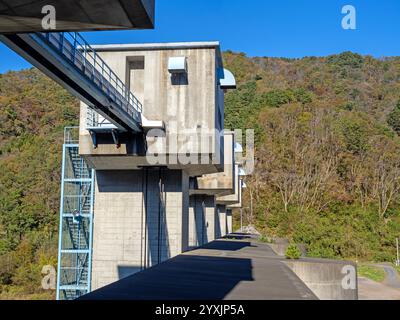 Le inondazioni al fudai che salvarono la città dalla distruzione nello tsunami del 2011 Foto Stock