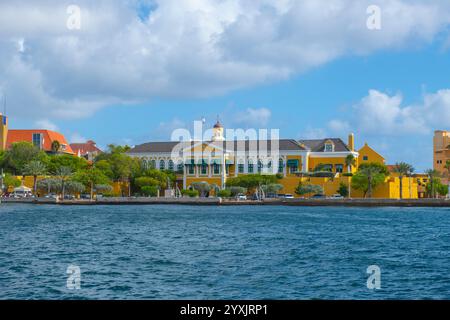 Fort Amsterdam presso la baia di Sint Anna a Punda, il centro storico di Willemstad, Curacao. La storica Willemstad è un sito patrimonio dell'umanità dell'UNESCO. Ora questo bullo Foto Stock