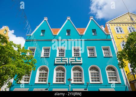 Storiche case in stile olandese su Breedestraat Street a Punda, Willemstad, Curacao. La storica Willemstad è un sito patrimonio dell'umanità dell'UNESCO. Foto Stock