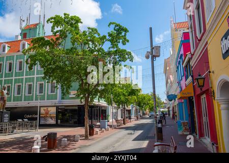 Storiche case in stile olandese su Breedestraat Street a Punda, Willemstad, Curacao. La storica Willemstad è un sito patrimonio dell'umanità dell'UNESCO. Foto Stock