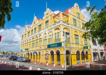 Edificio Penha in stile olandese in Handelskade Street a Punda, Willemstad, Curacao. La storica Willemstad è un sito patrimonio dell'umanità dell'UNESCO. Foto Stock