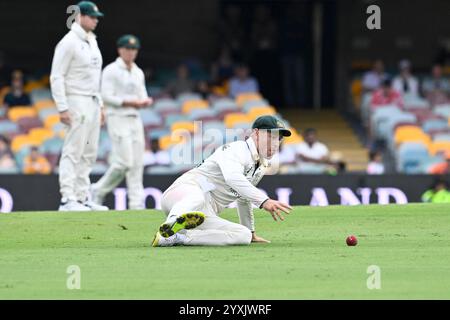 Il Gabba, Brisbane, Australia. 17 dicembre 2024. International test Cricket, Australia contro India 3° test Day 4; Marnus Labuschagne dell'Australia scivola sul campo crediti: Action Plus Sports/Alamy Live News Foto Stock