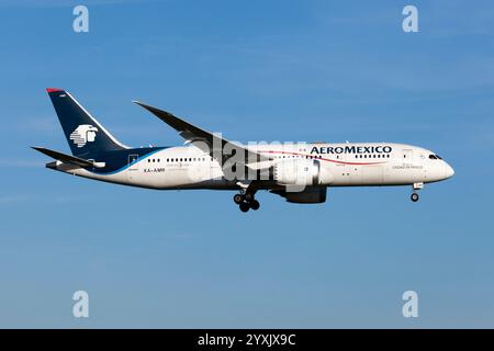 Un Boeing 787-8 Dreamliner Aeromexico atterra all'aeroporto di Roma Leonardo da Vinci/Fiumicino. Aeromexico è uno dei primi membri di SkyTeam. La compagnia aerea effettua più di 600 voli passeggeri di linea al giorno, atterrando in 43 destinazioni in Messico e 45 destinazioni internazionali dal Messico. La flotta di Aeromexico è composta da Boeing 787, 737 e Embraer 170 e 190 jet regionali. Foto Stock