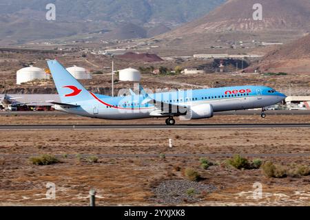 Tenerife, Spagna. 15 novembre 2023. Un Boeing 737-8 MAX di Neos in decollo dall'aeroporto Tenerife Sur-Reina Sofía. Neos è una compagnia aerea italiana parte di Alpitour World. Questa compagnia aerea charter è stata fondata nel 2001 e ha ottenuto il certificato di operatore aereo e una licenza per il trasporto di passeggeri e merci nel 2002. Il primo volo partì dall'aeroporto di Milano Malpensa al Senegal con il primo Boeing 737-800 i-NEOS "città di Milano". (Foto di Fabrizio Gandolfo/SOPA Images/Sipa USA) credito: SIPA USA/Alamy Live News Foto Stock