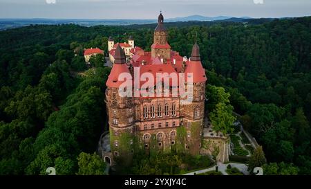 Vista aerea dello storico castello medievale circondato dalla foresta. Castello di Ksiaz a Walbrzych, Polonia Foto Stock