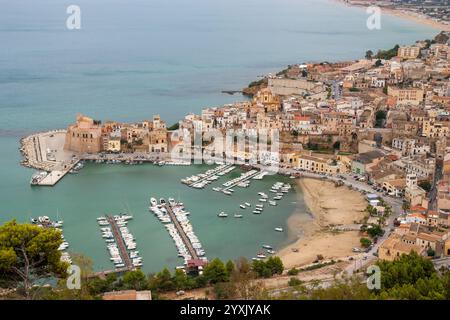 Vista aerea sul porto della città di Castellammare del Golfo nella provincia di Trapani, in Sicilia, Italia, Europa Foto Stock