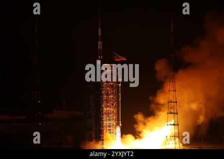 Taiyuan. 17 dicembre 2024. Un lungo razzo vettore March-2D che trasporta i satelliti PIESAT-2 09-12 esplode dal Taiyuan satellite Launch Center nella provincia dello Shanxi, nella Cina settentrionale, il 17 dicembre 2024. Il gruppo satellitare è stato lanciato martedì alle 2:50 (ora di Pechino) ed è entrato nelle orbite preimpostate con successo. Crediti: Guo Houze/Xinhua/Alamy Live News Foto Stock