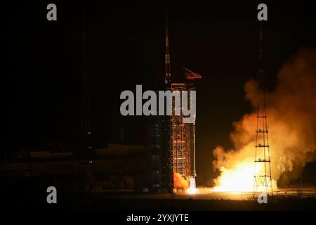 Taiyuan. 17 dicembre 2024. Un lungo razzo vettore March-2D che trasporta i satelliti PIESAT-2 09-12 esplode dal Taiyuan satellite Launch Center nella provincia dello Shanxi, nella Cina settentrionale, il 17 dicembre 2024. Il gruppo satellitare è stato lanciato martedì alle 2:50 (ora di Pechino) ed è entrato nelle orbite preimpostate con successo. Crediti: Guo Houze/Xinhua/Alamy Live News Foto Stock