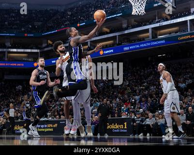 Sacramento, California, Stati Uniti. 16 dicembre 2024. L'attaccante dei Sacramento Kings DeMar DeRozan (10) guida per un layup contro la guardia dei Denver Nuggets Jamal Murray (27) durante una partita NBA al Golden 1 Center lunedì 16 dicembre 2024 a Sacramento. (Credit Image: © Paul Kitagaki Jr./ZUMA Press Wire) SOLO PER USO EDITORIALE! Non per USO commerciale! Crediti: ZUMA Press, Inc./Alamy Live News Foto Stock