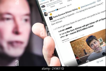 Poltava, Ucraina - 17 dicembre 2024. Pagina del profilo Twitter di Elon Musk con un nuovo tweet su uno smartphone in mano. Foto Stock