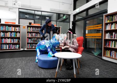 File foto datata 11/12/24 Pearl Ogunyadeka, 10 anni, leggendo un libro all'interno dello Spellow Community Hub and Library di Walton, Liverpool, prima della sua riapertura dopo che è stato incendiato durante le rivolte sulla County Road in agosto. Liverpool è stata nominata da GoFundMe come la città più generosa del Regno Unito nel 2024 dopo la sua risposta alle pugnalate di Southport e al successivo disordine. La raccolta fondi Alex McCormick, 27 anni, di Netherton, Merseyside, ha raccolto £ 250.000 tramite GoFundMe per la vandalizzata Spellow Community Hub and Library di Walton, Liverpool. Ha detto all'agenzia di stampa della PA che "come Scouser" non era "sorpresa" di vedere li Foto Stock