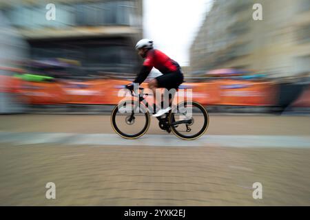 Bogotà, Colombia. 17 novembre 2024. Il ciclista partecipa alla Gran Fondo de Bogota che ha conquistato la città con più di 5,000 ciclisti che hanno viaggiato da tutta la Colombia per partecipare e cavalcare con i ciclisti Mariana Pajon, Egan Bernal, Rigoberto Uran e Nairo Quintana il 17 novembre 2024. Foto di: Sebastian Barros/Long Visual Press credito: Long Visual Press/Alamy Live News Foto Stock