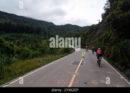 Bogotà, Colombia. 17 novembre 2024. Il ciclista partecipa alla Gran Fondo de Bogota che ha conquistato la città con più di 5,000 ciclisti che hanno viaggiato da tutta la Colombia per partecipare e cavalcare con i ciclisti Mariana Pajon, Egan Bernal, Rigoberto Uran e Nairo Quintana il 17 novembre 2024. Foto di: Sebastian Barros/Long Visual Press credito: Long Visual Press/Alamy Live News Foto Stock