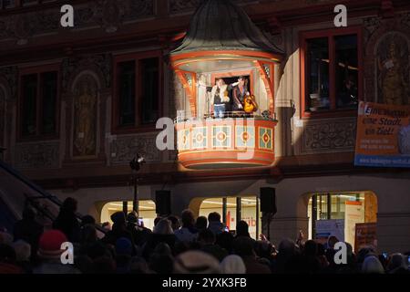 Dieter Thomas Kuhn und Philipp Feldtkeller spielen auf dem Balkon, Tübinger Rathaus, ein Konzert. Davor eine große Menschenmenge. Die Stadtwette von Tübingens Oberbürgermeister Boris Palmer, Musiker Dieter Thomas Kuhn und Difäm-Direktorin Dr. Gisela Schneider ist ein voller Erfolg: DAS Ziel von 91,000 Euro für den Bau einer Klinik für Frauen im Ostkongo wurde bereits vor Ende der Aktion erreicht. ALS Dankeschön spielt Dieter Thomas Kuhn mit seinem Bandkollegen Philipp Feldtkeller auf dem Tübinger Marktplatz. Tübingen, Baden-Württemberg, Deutschland *** Dieter Thomas Kuhn e Philipp Feldtkeller Foto Stock