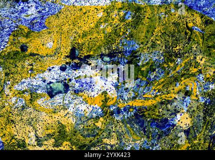 Sfondo strutturato astratto di diverse tonalità di giallo, verde, blu, bianco, nero. Macchie e punti caotici di diverse dimensioni che si intersecano per formare nuove sfumature di colore. Effetti di marmo. Foto Stock