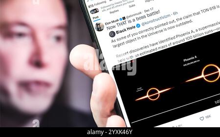 Poltava, Ucraina - 17 dicembre 2024. Pagina del profilo Twitter di Elon Musk con un nuovo tweet su uno smartphone in mano. Foto Stock