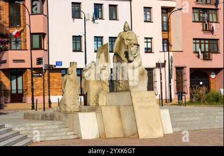 Plock, Polonia - 17 agosto 2024: Boleslaw III il monumento Wrymouthed di Zbigniew Mikielewicz eretto nel 2012 affacciato sul fiume Vistola Foto Stock