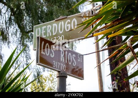 San Juan Capistrano, California, Stati Uniti - 03-29-2019: Veduta di un cartello incrociato per Verdugo Street e Los Rios Street. Foto Stock