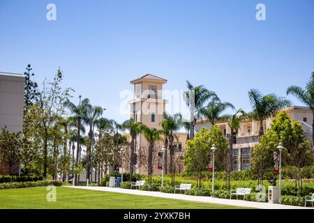 Orange, California, Stati Uniti - 04-03-2019: Una vista dell'edificio della Fowler School of Law e del quad erboso della Chapman University. Foto Stock