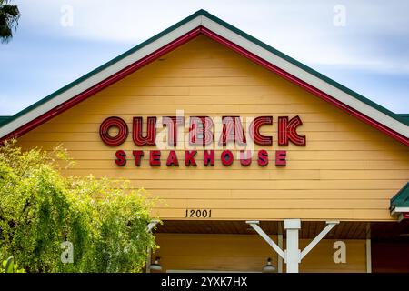 Los Angeles, California, Stati Uniti - 04-01-2019: Un cartello con la facciata del negozio per il ristorante informale a tema australiano noto come Outback Steakhouse. Foto Stock