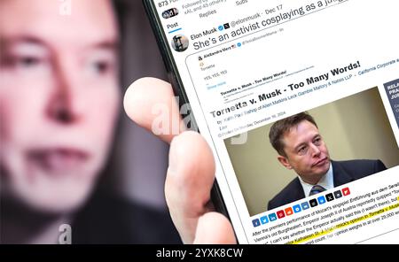 Poltava, Ucraina - 17 dicembre 2024. Pagina del profilo Twitter di Elon Musk con un nuovo tweet su uno smartphone in mano. Foto Stock