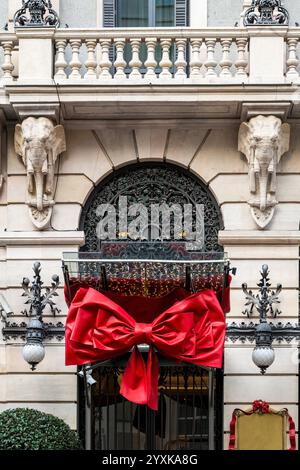 Centro commerciale di lusso Galeria Canalejas adornato con decorazioni natalizie , Madrid, Spagna Foto Stock