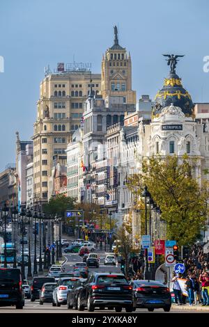 Calle de Alcala e edificio Metropolis, Madrid, Spagna Foto Stock