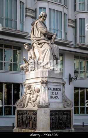 Monumento allo scrittore spagnolo Pedro Calderon de la barca, Plaza de Santa Ana, Madrid, Spagna Foto Stock