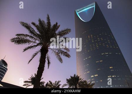 Arabia Saudita, Riyadh, 9-11-2024, Kingdomtower con TwilightANP / Hollandse Hoogte / Roel Burgler netherlands Out - belgio Out Foto Stock