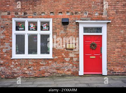 Corona dell'avvento sulla porta rossa del Castle Hill Club, ex Black Boy Inn, Lincoln, Inghilterra. Foto Stock