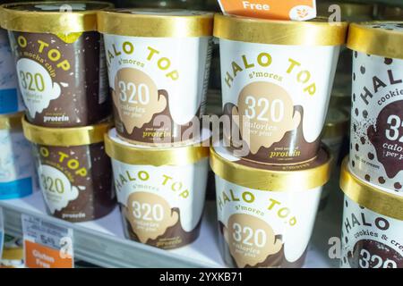 Los Angeles, California, Stati Uniti - 04-05-2019: Una vista di diversi contenitori di prodotti Halo Top nella sezione freezer del negozio di alimentari. Foto Stock