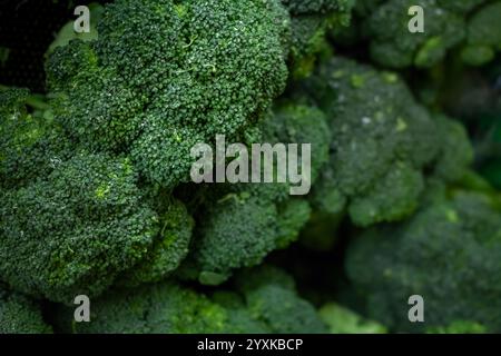 Una vista ravvicinata di una pila di teste di broccoli, presso il negozio di alimentari. Foto Stock