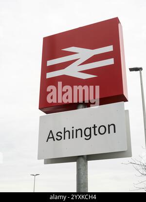 Logo a doppia freccia della ferrovia britannica visto presso la stazione ferroviaria di Ashington, Inghilterra, Regno Unito Foto Stock