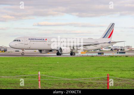 L'airbus a220 dell'Air france moderno rullante sulla pista dell'aeroporto humberto delgado di lisbona Foto Stock