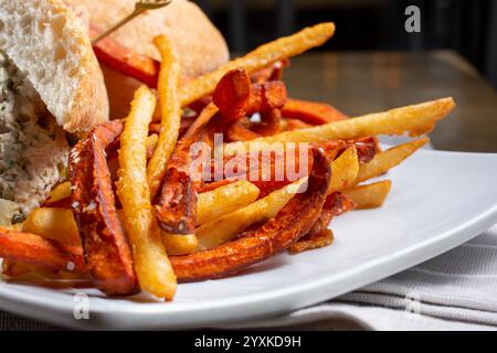 Vista di un piatto di antipasti con un lato di patatine fritte miste e patatine dolci. Foto Stock