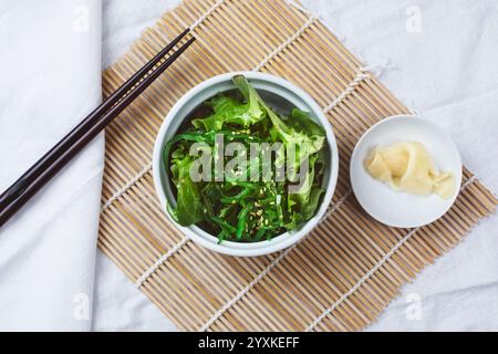 Vista dall'alto di un'insalata di wakame. Foto Stock