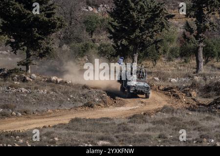 Mashdal Shams, Tel Aviv, Israele. 16 dicembre 2024. Le truppe israeliane sono viste vicino alla zona cuscinetto di Golan Heights il 15 dicembre. Un territorio siriano attualmente occpiato da Israele. (Credit Image: © Gaby Schuetze/ZUMA Press Wire) SOLO PER USO EDITORIALE! Non per USO commerciale! Foto Stock