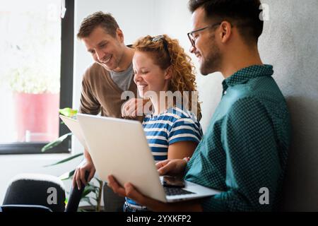 Processo collaborativo di persone con competenze multiculturali durante la riunione di brainstorming in ufficio Foto Stock