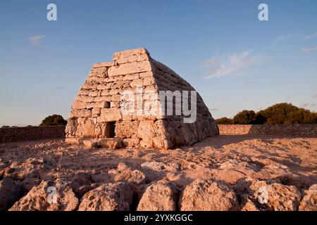 Preistoria. Naveta dels Tudons. Cultura megalitica. 2000-1000 A.C. Vicino a Ciutadella. Isola di Minorca. Isole Baleari. Spagna. Foto Stock