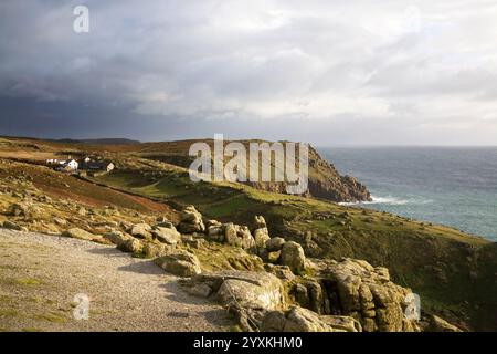 Rocce aspre e costa alle terre che terminano la Cornovaglia Foto Stock