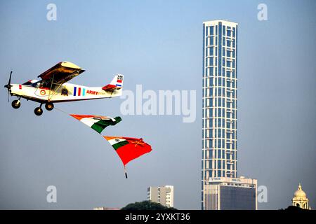 Kolkata, India. 16 dicembre 2024. Un aereo vola con bandiere indiane durante la celebrazione di ''Vijay Diwas''. Il trionfo militare indiano del 1971 sul Pakistan è celebrato come Vijay Diwas. Con la liberazione del Bangladesh, la resa del Pakistan, e una riaffermazione dell'impegno dell'India per la giustizia e la compassione, questo conflitto di 13 giorni giunse alla fine Credito: SOPA Images Limited/Alamy Live News Foto Stock