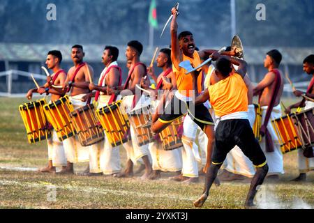 Kolkata, India. 16 dicembre 2024. I soldati eseguono arti marziali durante la celebrazione di Vijay Diwas. Il trionfo militare indiano del 1971 sul Pakistan è celebrato come Vijay Diwas. Con la liberazione del Bangladesh, la resa del Pakistan, e una riaffermazione dell'impegno dell'India per la giustizia e la compassione, questo conflitto di 13 giorni giunse alla fine Credito: SOPA Images Limited/Alamy Live News Foto Stock