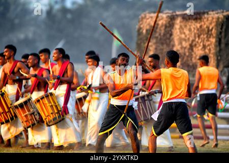 Kolkata, India. 16 dicembre 2024. I soldati eseguono acrobazie con i bastoncini durante la celebrazione di Vijay Diwas. Il trionfo militare indiano del 1971 sul Pakistan è celebrato come Vijay Diwas. Con la liberazione del Bangladesh, la resa del Pakistan, e una riaffermazione dell'impegno dell'India per la giustizia e la compassione, questo conflitto di 13 giorni giunse alla fine Credito: SOPA Images Limited/Alamy Live News Foto Stock