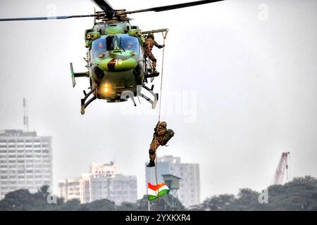 Kolkata, India. 16 dicembre 2024. I soldati dell'esercito indiano dimostrano le loro abilità con un elicottero durante il 53° Vijay Diwas a terra RCTC. Il trionfo militare indiano del 1971 sul Pakistan è celebrato come Vijay Diwas. Con la liberazione del Bangladesh, la resa del Pakistan e una riaffermazione dell'impegno dell'India per la giustizia e la compassione, questo conflitto di 13 giorni è giunto al termine (foto di Avishek Das/SOPA Images/Sipa USA) Credit: SIPA USA/Alamy Live News Foto Stock