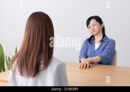 Imprenditrice avente una riunione Foto Stock